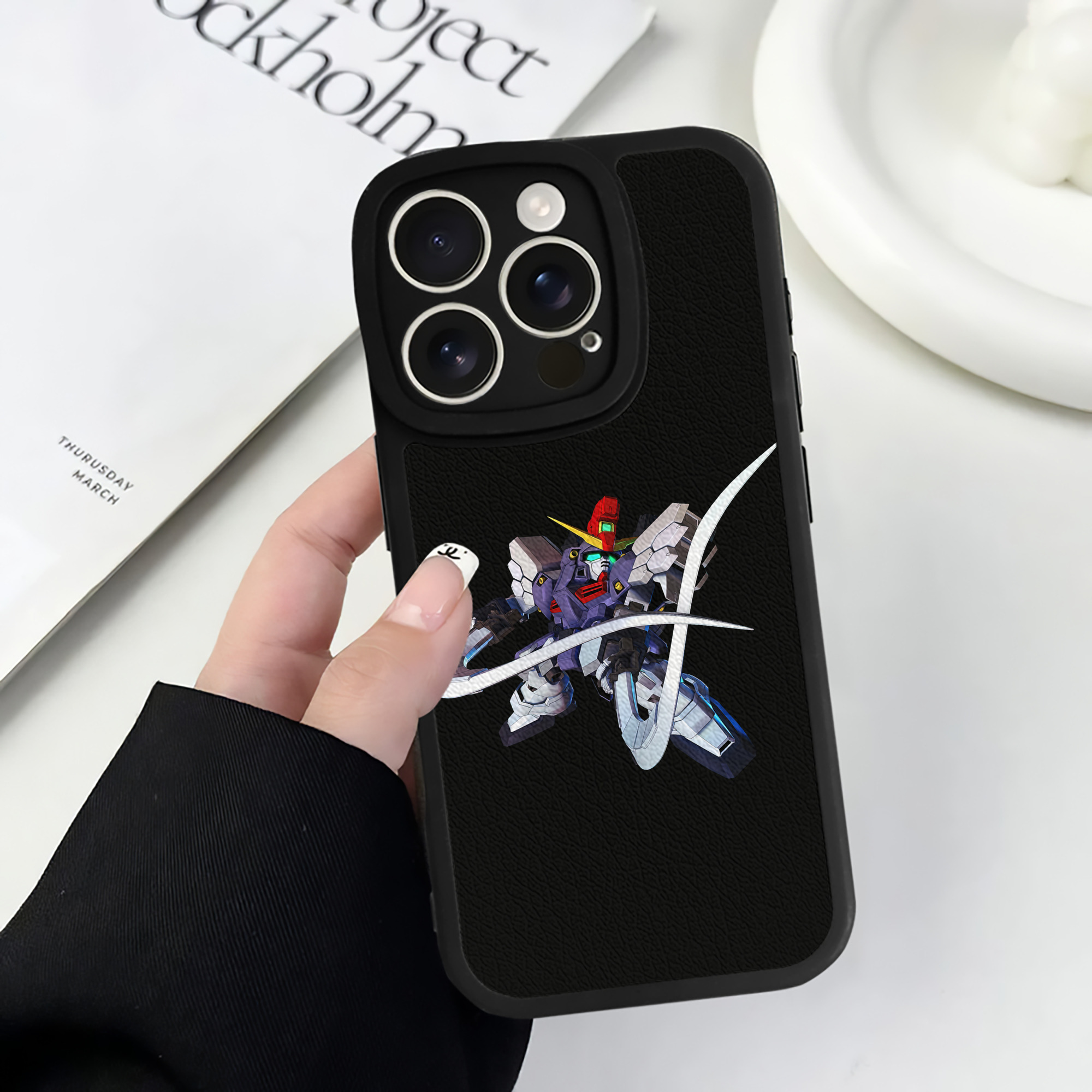 （画像用） 機動戦士ガンダム Mobile Suit Gundam 【iPhone 16シリーズ対応】シリコンスマホケース（レザー調） 材質：シリコン